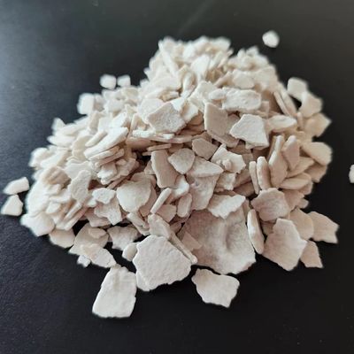 Offwhite химикат 74% хлорида кальция хлопь для снега плавя и суша